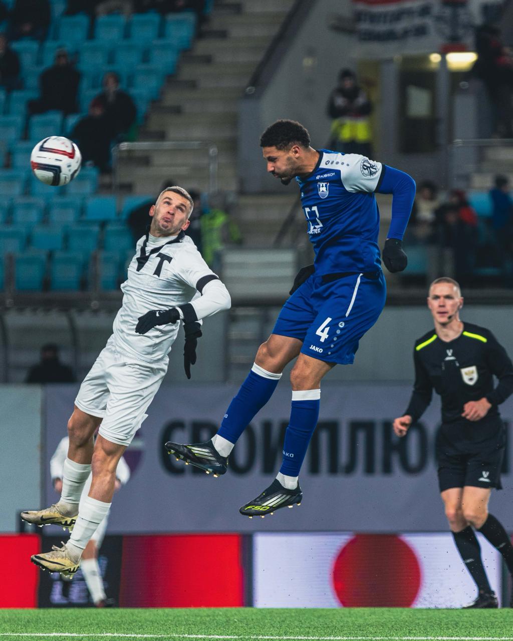 Балтийцы дважды торпедировали Торпедо и отправились в кубковую весну Балтика обыграла на выезде столичное Торпедо и вышла в следующий раунд Кубка России по футболу Трансляцию поединка вёл телеканал Матч ТВ В первом тайме счёт в составе калининградцев открыл Андрей Мендель Капитан балтийцев вернулся в строй после продолжительного перерыва из за травмы Полузащитник пробил впритирку со штангой Во втором тайме калининградцы провели ещё одну качественную атаку После удара Бевеева голкипер хозяев не удержал мяч и подоспевший Оффор послал его в сетку В оставшееся время балтийцы контролировали ход встречи и довели игру до победы