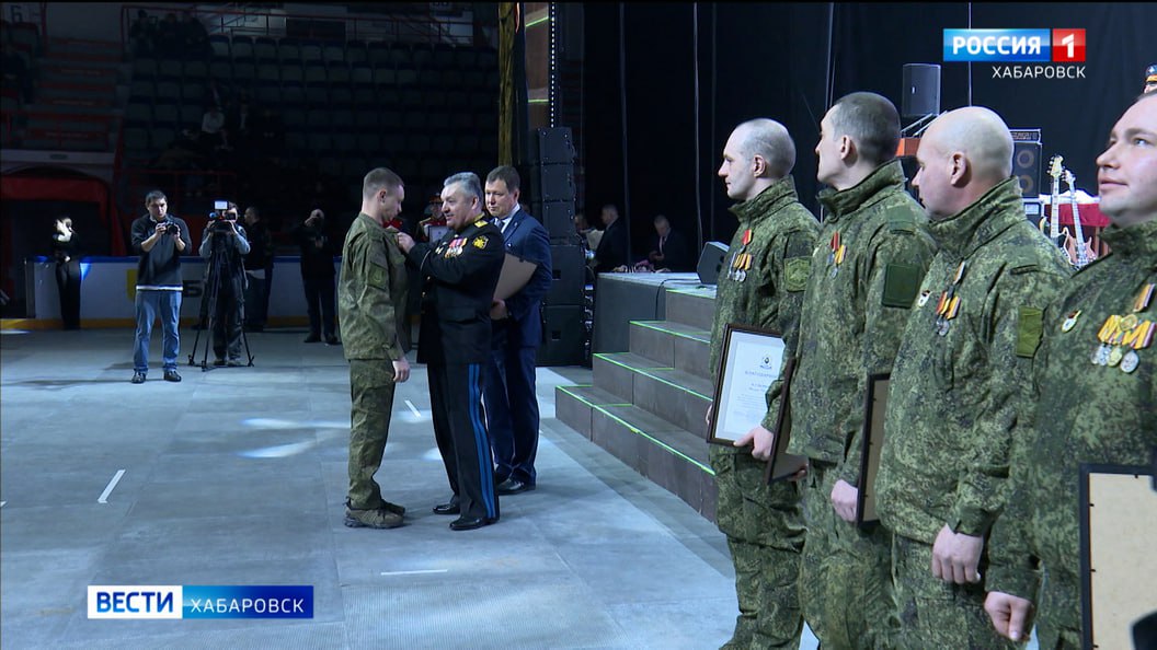 Почти 20 тысяч человек собрал первый день форума Народ и армия едины в Хабаровске Сегодня в краевой столице второй день научно практического форума Народ и армия едины В Окружном доме офицеров откроются несколько выставочных площадок Также состоится приём граждан по вопросам поддержки участников СВО и членов их семей А первый день прошёл на площадке Платинум арены С подробностями Виолетта Смыслова Подробнее на сайте Вести Хабаровск