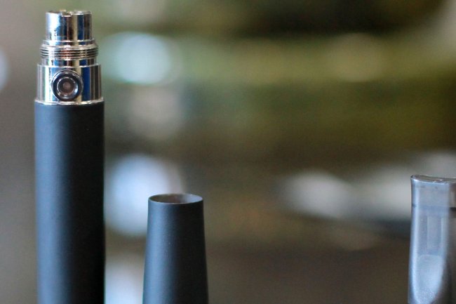 Минпромторг предложил ввести обязательную маркировку электронных сигарет и других аналогичных электронных устройств для потребления никотина с апреля следующего года Министерство считает что такая мера отвечает задаче легализации табачного рынка а также поможет повысить уровень контроля государства за производством и оборотом этих устройств Фото РИА Новости Подписаться на Российскую газету в Читать нас в MAX