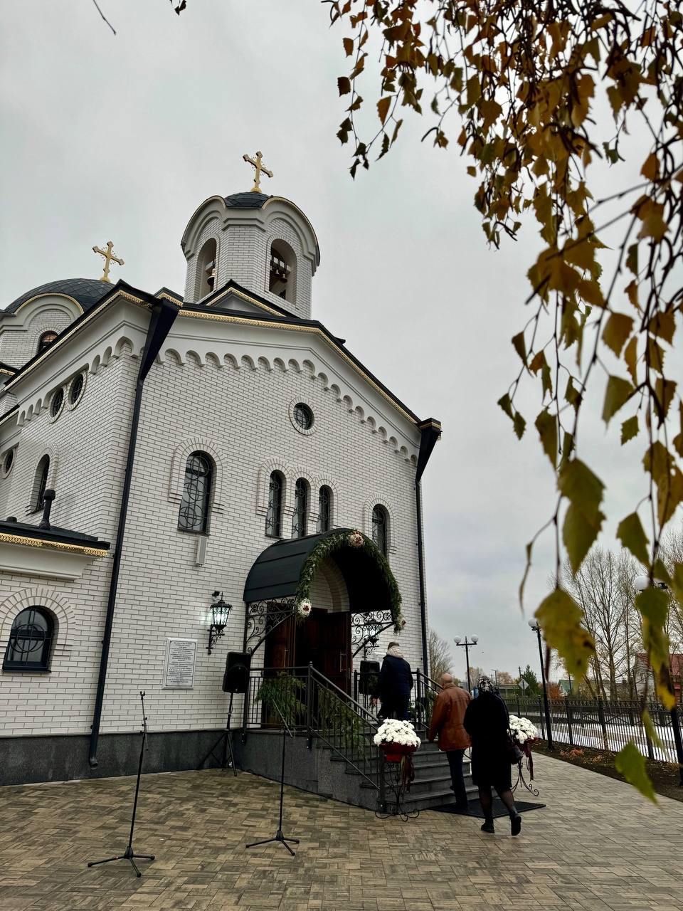 В Нижнем Ольшанце открыли новый храм в честь великомученика Димитрия Солунского    Это произошло позавчера, в День села Нижний Ольшанец.  Напомним, храм построили ровно за год на месте, где около ста лет назад тоже находилась церковь, которая была разрушена после революции 1917-го года. На месте строительства были обнаружены фрагменты старой кладки, а также язык колокола.  Прислать новость:      Подпишись на «Белгород №1»