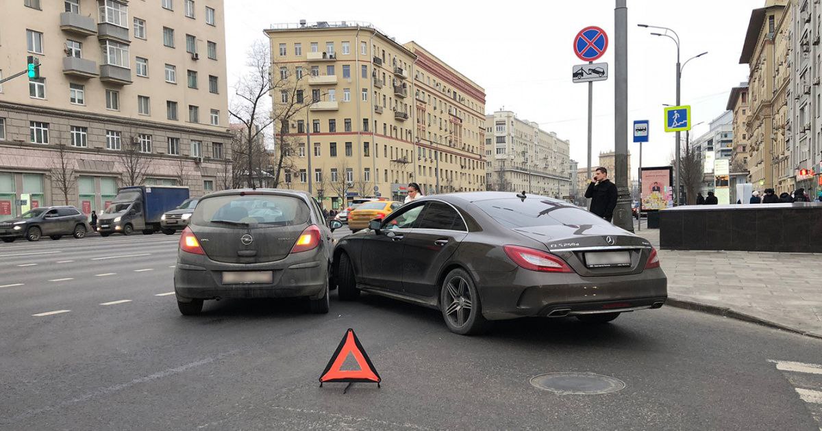 Во Владивостоке мужчину судят за организацию 16 «подставных» аварий  С 2020 по 2022 год Д. стал участником 16 ДТП во Владивостоке, Артёме и Уссурийске. Следствие считает все эти действия по созданию аварийных ситуаций намеренными, то есть, говоря простым языком, «автоподставами». Чаще всего в результате «автоподстав» ущерб причиняется не только транспортным средствам других водителей  это очевидно , но и страховым компаниям.  Однако, с позицией следствия и прокуратуры не согласен адвокат подсудимого, поскольку, по его мнению, его подзащитному просто не повезло. Умысла совершать аварии у Д. не было.  Нужно отметить, что в Первореченском районном суде Владивостока это уже второе дело по «автоподставам». Первое уголовное дело — в отношении семьи З.  мать, отец и взрослый сын . Там криминальных эпизодов больше  более 30 , подсудимые вину не признают. Потерпевшими по делу являются не только граждане, но и страховые компании, которым причинён ущерб на сумму более 8 млн рублей.  Оба уголовных дела были возбуждены по оперативным материалам, наработанным как полицией, так и сотрудниками УФСБ Приморья.
