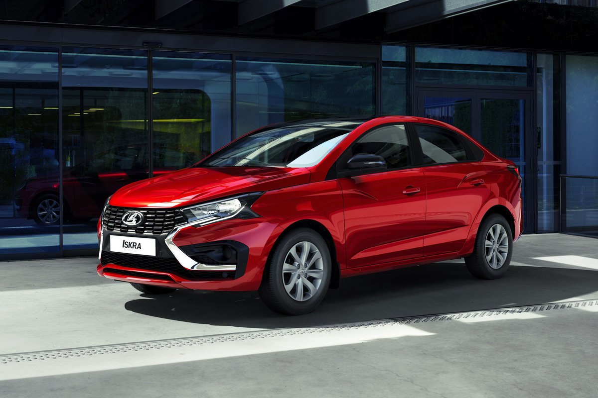 АвтоВАЗ объявит цены на Lada Iskra 18 июля Об этом заявил директор предприятия по связям с общественностью Сергей Ильинский. У дилеров товарные автомобили появятся 20 июля, то есть в день 59-летия АвтоВАЗа. Первоначально машины будут только у дилеров в Москве, Санкт-Петербурге и Тольятти. В другие города «Искры» планируется поставлять в течение последующих недель.
