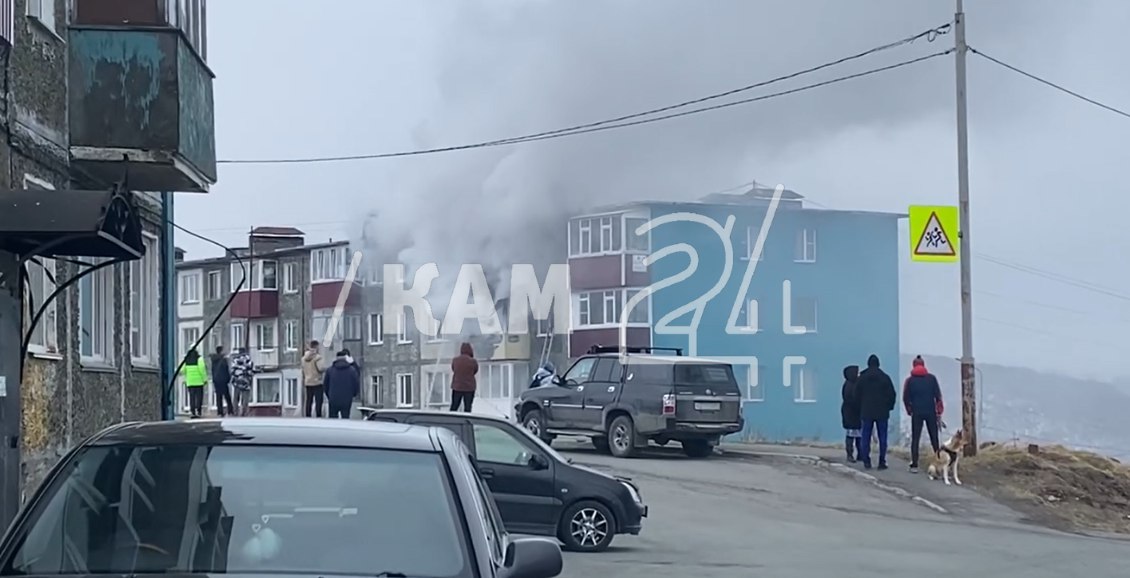 В Петропавловске-Камчатском тушат квартиру в пятиэтажном доме видео В Петропавловске-Камчатском бушует пожар в одной из квартир пятиэтажного дома по адресу: улица Труда, 43. С огнём борются пожарные расчёты. Нажмите для подробностей -