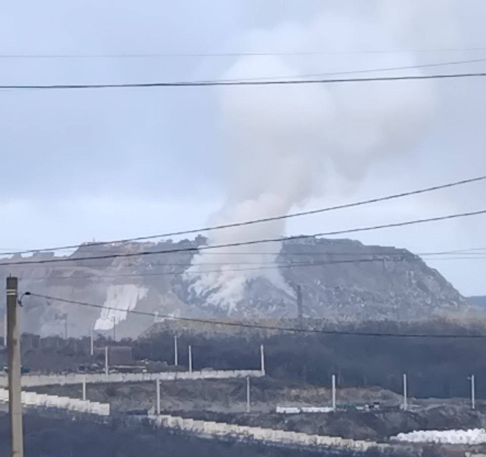 НР происшествия Как это понимать Пожар на свалке Новороссийске потушен или локализован Сообщение ГУ МЧС по Краснодарскому краю о том что пожар на мусорном полигоне на горе Щелбе потушен причем еще вчера вечером в 23 48 растиражировали многие СМИ Но новороссийцы утверждают свалка продолжает гореть Сегодня в 6 30 продолжала гореть с огоньком Пишут одно а по факту другое сообщила в чате Борисовки местная жительница и выложила соответствующее фото Клубы дыма над мусорным полигоном на фото запечатлели и другие жители О том что свалка продолжает гореть сегодня говорили и на аппаратном совещании Дежурный по городу и о начальника отдела кадровой политики Владимир Шеин доложил что 1 декабря в 23 48 возгорание только локализовали огню не дали возможности распространяться дальше Работы в данном направлении продолжаются сообщил Владимир Шеин Глава Новороссийска Андрей Кравченко прямо с аппаратного совещания направил своего заместителя Александра Гаврикова на место тушения пожара Займитесь управлением процессом напутствовал Андрей Васильевич И я уверен что при вашем чутком руководстве мы сегодня услышим эти приятные слова ликвидация пожара novorab official Мы в МАХ