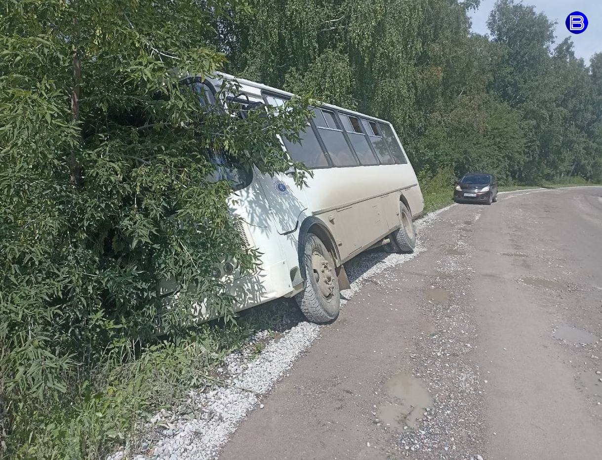 ДТП с дачниками Автобус съехал в кювет под Новосибирском. Со слов очевидцев, автобус №724 ехал из Бердска с пассажирами, в основном пожилыми дачниками. Водитель не справился с управлением, возвращаясь на дорогу с обочины. Автобус сильно накренился, люди испугались. Пассажиры выбирались через водительскую дверь, так как другие двери заблокировались. В салоне было около 15 человек. Одна пожилая пассажирка сильно испугалась, её увезли на частной машине в больницу. Прокуратура города Бердска организовала проверку. Вести Новосибирск