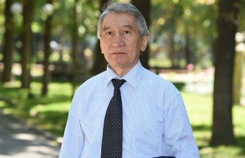 Сын Бекболота Талгарбекова сообщил о задержании отца для допроса Общественный деятель Бекболот Талгарбеков задержан сотрудниками правоохранительных органов Об этом 24 kg сообщил его сын Арстан Талгарбеков По его словам утром в квартиру Талгарбекова в 8 м микрорайоне Бишкека прибыли сотрудники милиции с обыском После проведения следственных мероприятий его доставили в ГУУР МВД для допроса Арстан Талгарбеков уточнил что отца сопровождали трое сотрудников часть правоохранителей осталась в квартире для продолжения процессуальных действий По словам сына на допрос вызывают всех 75 подписантов обращения В пресс службе МВД 24 kg информацию о задержании и обыске опровергли Напомним Бекболот Талгарбеков был одним из основных инициаторов коллективного обращения с призывом безотлагательно инициировать проведение новых выборов президента страны Ранее пресс секретарь президента заявлял что когда Садыр Жапаров говорил о недопущении раскола в обществе он имел в виду не Камчыбек Ташиев а таких лиц как Бекболот Талгарбеков Эмилбек Узакбаев и других 24KG Новости Кыргызстана