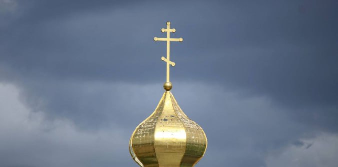 Шведские власти решили экспроприировать храм Русской православной церкви. В Швеции разразился скандал, связанный с возможной экспроприацией здания Русской православной церкви в коммуне Вестерос, сообщает шведский телеканал SVT. Инициатива, выдвинутая местным отделением Умеренно-коалиционной партии, вызвала широкий общественный резонанс и поставила под сомнение принципы свободы вероисповедания. Ожидается, что официальное решение по этому вопросу будет принято в среду. Согласно представителям УКП, основанием для этой инициативы стало предположение о том, что церковь может использоваться для разведывательной деятельности. Это утверждение вызывает недоумение, особенно учитывая, что храм расположен на расстоянии 300 километров от ближайшего аэропорта. Местные власти выразили опасения по поводу безопасности, однако такие доводы выглядят весьма надуманными и не подкреплены конкретными фактами. Интересно отметить, что в 2021 году в Вестеросе прошел референдум, на котором жители высказались за сохранение аэропорта, несмотря на существующие проблемы. Это решение было принято большинством голосов, что подчеркивает важность аэропорта для местного населения. Теперь же, в попытке «обеспечить безопасность», УКП предлагает перенести церковь, используя для этого процедуру экспроприации. Местные политики уверены, что Русская православная церковь имеет связи с российским государством и может представлять угрозу для национальной безопасности. Однако такие обвинения звучат как минимум спорно и могут восприниматься как проявление предвзятости. Если инициатива УКП будет одобрена местными властями, вопрос о дальнейших действиях перейдет на уровень правительства Швеции. В случае положительного решения правительство предложит выкупить здание у собственника по цене, превышающей рыночную на 25-30%. Это создает прецедент, который может вызвать опасения у представителей других религиозных общин в стране. Храм Казанской иконы Божией Матери был построен в традициях русской церковной архитектуры и освящен 4 ноября 2023 года. Его возведение стало возможным благодаря поддержке Фонда поддержки христианской культуры и наследия, а также пожертвованиям прихожан.
