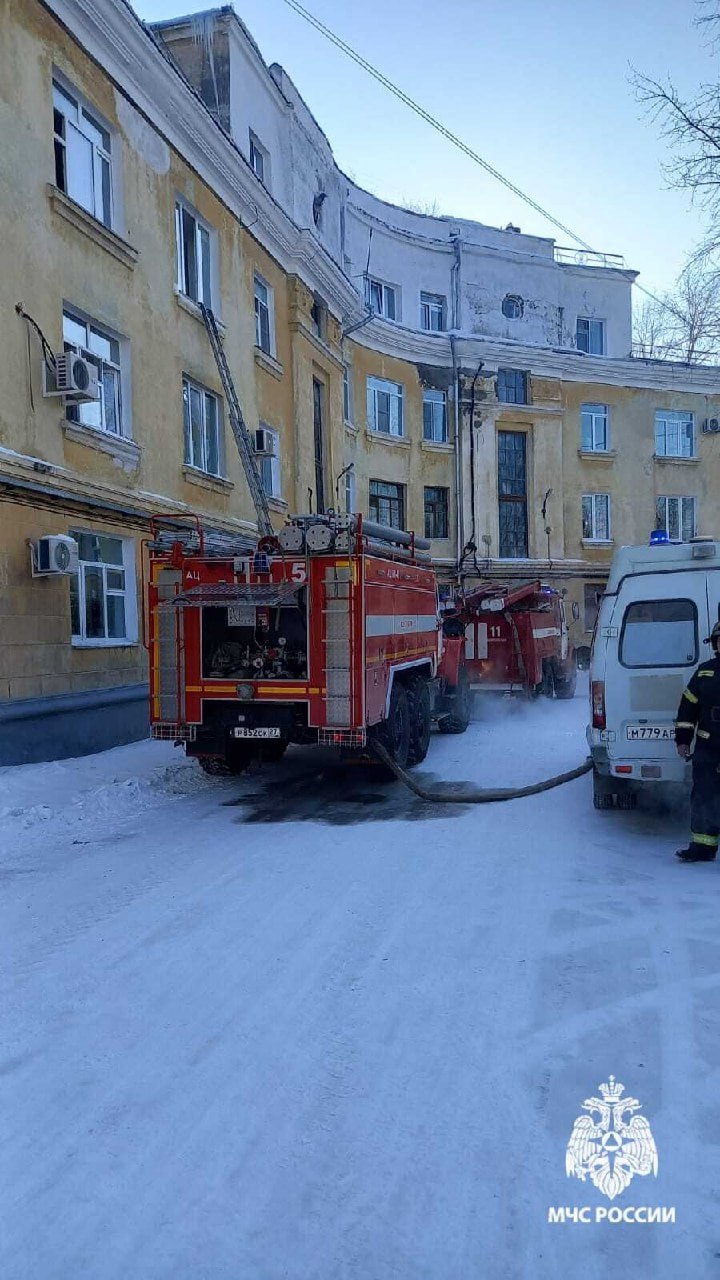 Пожарные Комсомольска спасли из пожара на Калинина семь человек и домашних животных   11 января в Комсомольске-на-Амуре произошло возгорание в жилом доме на улице Калинина 13. Сообщение о пожаре поступило около полудня, на место незамедлительно выехали подразделения пожарной охраны.   Пожар начался на кухне одной из квартир на первом этаже. Благодаря оперативным действиям пожарных, спасены семь человек, включая троих детей. Используя специальные устройства и лестничное оборудование, сотрудники пожарной службы вывели людей из здания. Также они вынесли из квартиры домашних животных, оказавшихся в зоне возгорания.   Открытое пламя было ликвидировано к 12:18, после чего пожарные провели работы по разборке и проливке деревянных перекрытий, чтобы исключить скрытые очаги возгорания. Для этого пришлось вскрыть потолок и пол. Полностью пожар был потушен в 13:55. Общая площадь возгорания составила 20 квадратных метров.   В тушении участвовали 18 человек и пять единиц техники. Причины пожара будут установлены в ходе проверки, проводимой дознавателями МЧС России.  Фото: ГУ МЧС России по Хабаровскому краю