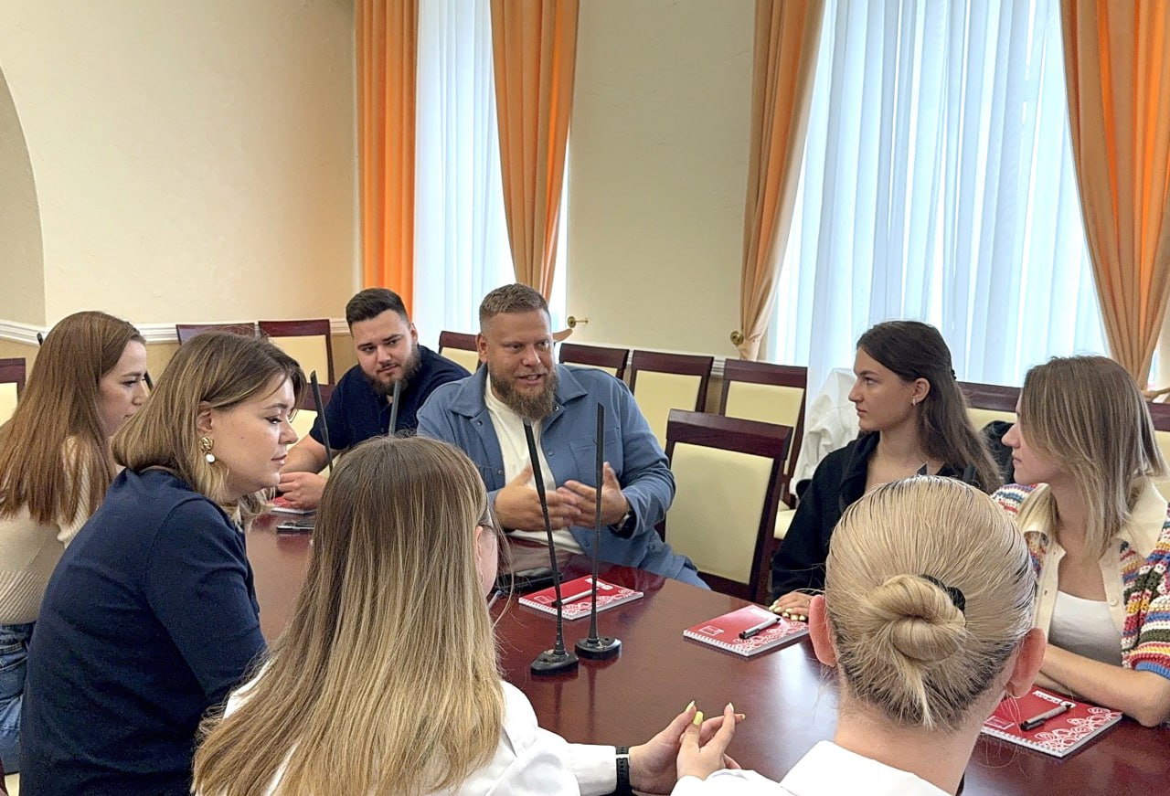 Делегация РостГМУ Минздрава России под руководством и.о. проректора по социальным вопросам и работе с молодёжью РостГМУ Дмитрия Игоревича Закусилова побывала с рабочим визитом в ППГМУ им. ак. Е.А. Вагнера Ростовчане посетили вуз по приглашению проректора по воспитательной работе и молодёжной политике ПГМУ Марии Александровны Дворецкой. Началом долгосрочной дружбы стала встреча, в ходе которой были намечены планы на сотрудничество и совместную реализацию новых проектов. - Мы большой упор делаем на культурно-массовую работу. Проводим классные всероссийские мероприятия, уровень которых даже выше региональных фестивалей. Будем рады видеть вас нашими гостями. Дон славится своим гостеприимством. В свою очередь нам интересен и ваш опыт, и ваши достижения, - отметил в ходе встречи Дмитрий Закусилов. Коллеги-проректоры рассказали о масштабных мероприятиях, проводимых в университетах, взаимно пригласили в них поучаствовать и наметили возможные совместные программы взаимодействия. Подробнее читаем в новости на сайте РостГМУ