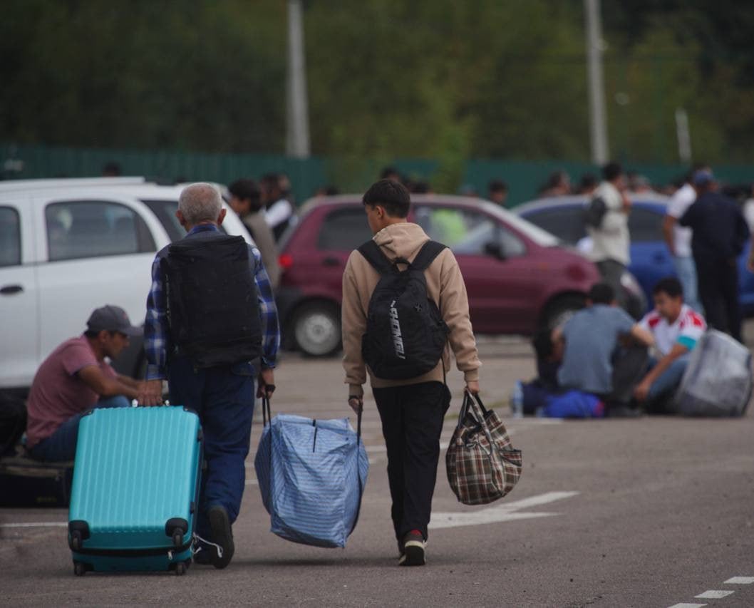 Почти 200 тысяч иностранцев выслали из России за год за нарушение законодательства, сообщили в МВД. Более 260 тысячам мигрантам отказали во въезде в страну.  В два раза уменьшилось количество выданных разрешений на временное проживание и почти на четверть — видов на жительство, отметили в ведомстве.