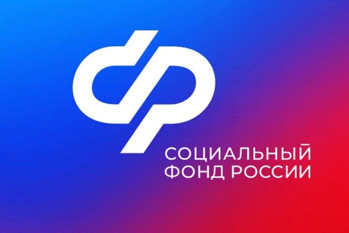 Соцфонд назвал основные нововведения 2026 года Основные новшества которые затронут россиян в новом году Страховые пенсии россиян проиндексируются на 7 6 В январе увеличится прожиточный минимум Единое пособие на детей до 17 лет будет составлять от 9 2 до 18 4 тыс рублей в месяц в зависимости от доходов семьи С 1 февраля пройдет индексация маткапитала Это затронет как новые сертификаты так и остатки у тех кто уже частично использовал средства Введут выплату для работающих родителей с двумя и более детьми ее получат граждане с доходом на человека не выше 1 5 прожиточного минимума Участники СВО смогут выбрать способ компенсации расходов на проезд в виде денежной компенсации или проездного билета Стартует эксперимент по добровольному страхованию самозанятых на случай временной нетрудоспособности