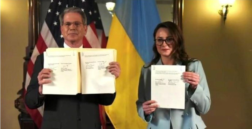 На фото с церемонии подписания сделки по недрам заметили три разных документа — официально подтверждён только один. Интересно, какие именно договорённости скрыли от нас наши власти? Что нас и наши земли продали американцам. Или что похуже...