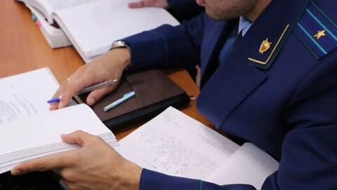 Жительницу Херсонской области обвинили в госизмене Жительница Херсонской области Елена Пенза предстанет перед судом по обвинению в государственной измене. Прокуратура региона утвердила обвинительное заключение в отношении 53-летней женщины, дело направлено в областной суд. Об этом сообщает прокуратура региона. Согласно материалам следствия, в январе и марте 2024 года подозреваемая осуществляла денежные переводы на счет иностранного банка через мобильное приложение. По версии правоохранительных органов, эти средства предназначались для финансирования украинских вооруженных формирований. , VK и ОК и читайте новости на нашем сайте