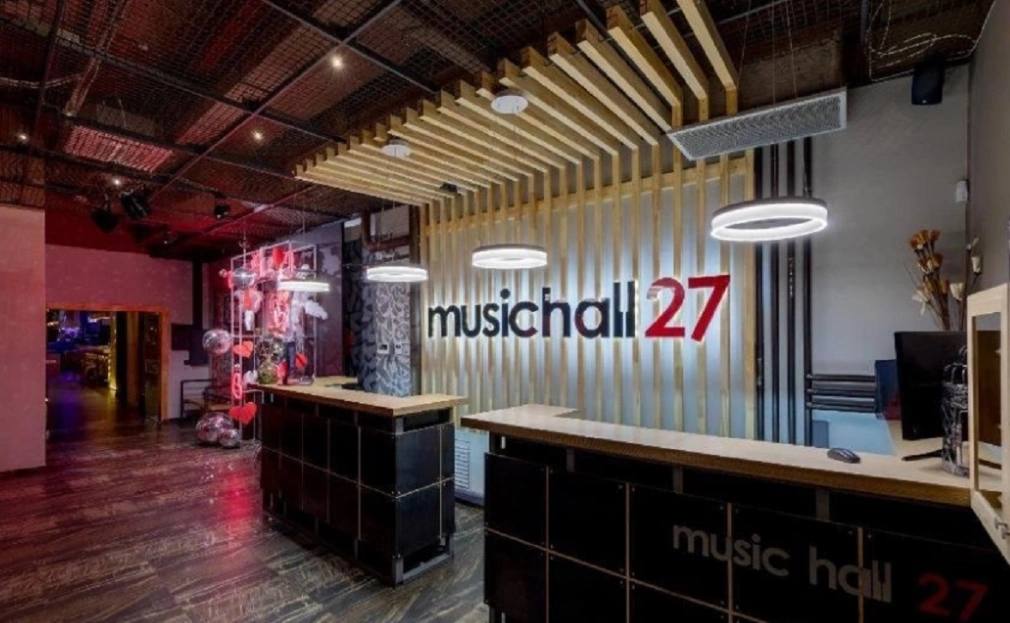 Суд приостановил работу ресторана MusicHall27 в Уфе на 20 дней Кировский райсуд Уфы приостановил деятельность ресторана MusicHall27 в центре города из за повторных нарушений требований пожарной безопасности Работу ресторана приостановили на 20 суток Постановление суда пока не вступило в силу По данным РБК Уфа в отношении предпринимателя Ильдара Ишмухаметова было возбуждено дело об административном правонарушении по части 2 1 статьи 20 4 КоАП за повторное несоблюдение требований пожарной безопасности в нежилых помещениях ресторана Какие именно нарушения выявили в ресторане суд не уточняет В марте суд оштрафовал Ишмухаметова по той же статье КоАП на 60 тыс руб на основании протокола госинспектора по пожарному надзору Из решения суда следует что в декабре 2024 года при внеплановой проверке в музыкальном ресторане нашли целый ряд нарушений В том числе в залах караоке кальянной зале Квартира 27 было по одному эвакуационному выходу хотя должно быть не менее двух на эвакуационных лестницах установлены ступени разной высоты заужена нормативная ширина коридора и пр Тогда предприниматель указывал в суде что вместе с другими собственниками помещений и арендатором проводит мероприятия по устранению нарушений РБК Уфа