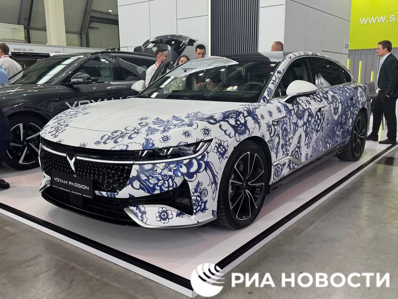 Липецкий автозавод "Моторинвест" представил на "Иннопроме" флагманскую модель бренда Voyah - гибрид Passion EVR в эксклюзивном дизайне русской народной росписи от Гжельского фарфорового завода. Начало производства модели ожидается в третьем квартале этого года. Рекомендованная розничная цена составит 5,59 млн рублей, но будет возможна скидка в 925 тыс рублей по госпрограмме при покупке в кредит или лизинг. В пресс-службе компании РИА Новости уточнили, что данный дизайн выставочный, в свободной продаже его не будет. : экономика / Все наши каналы