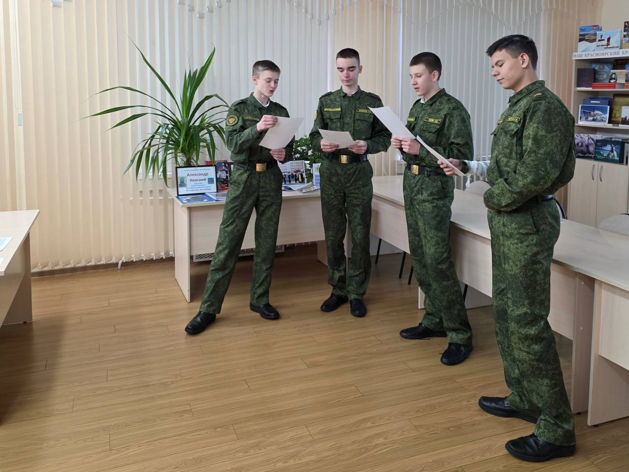 Сотрудник управления криминалистики провел интерактивное занятие для учащихся Красноярского кадетского корпуса имени А И Лебедя В рамках профориентационной работы старший следователь криминалист Управления криминалистики ГСУ СК России по Красноярскому краю и Республике Хакасия посетил КГБОУ Красноярский кадетский корпус имени А И Лебедя Представитель ГСУ провел для учеников 10 и 11 классов занятие на тему Криминалистическая логика которое проходило в форме игры Кадеты разделились на две команды и состязались в разгадывании запутанных шифров и решении криминалистических задач при этом активно применяя дедуктивный метод для раскрытия условных преступлений Игра позволила ребятам почувствовать себя настоящими криминалистами По результатам напряженного состязания были определены лучшие криминалисты из каждой команды которым вручили памятные сладкие подарки  Подобные занятия не только повышают интерес подрастающего поколения к службе в органах следствия но и эффективно воспитывают командный дух чувство солидарности и укрепляют правосознание прививая такие вечные ценности как справедливость и коллективизм