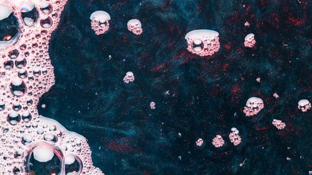 На Земле растёт количество кислотных дождей Исследователи обнаруживают в осадках повышенную концентрацию синтетического химического вещества – трифторуксусной кислоты ТФУК , рассказывается в статье британского научного журнала Nature. Трифторуксусная кислота – сырьё в органическом синтезе, катализатор в реакциях этерификации и полимеризации, растворитель для ряда термостойких полимеров. Её также применяют в производстве ацетатного шёлка, фармацевтических препаратов, пестицидов и в качестве реагента для защиты функциональных групп в синтезе пептидов. По всему миру это вещество обнаруживают в озёрах и реках, бутилированной воде, зерновых культурах, печени животных, а также в крови и моче человека. В исследовании говорится, что за последние четыре десятилетия уровень содержания ТФУК повысился в 5–10 раз в листьях и иглах деревьев в Германии. Исследователи также установили рост содержания ТФУК во льдах канадской Арктики и в грунтовых водах в Дании. В статье утверждается, что кислота попадает в окружающую среду путём утечек во время химических исследований, выбросов во время промышленного производства и строительства. Трифторуксусная кислота относится к группе «вечных химикатов», или ПФАС. Несмотря на то, что подобные химические вещества могут нести вред здоровью человека, опасность для организма от ТФУК является предметом споров среди учёных. В 2024 году два немецких федеральных агентства обратились в Европейское агентство по химическим веществам ECHA с требованием маркировать ТФУК как токсин. Многие европейские учёные также поддерживают запрет на все ПФАС, включая трифторуксусную кислоту. #ПФАС