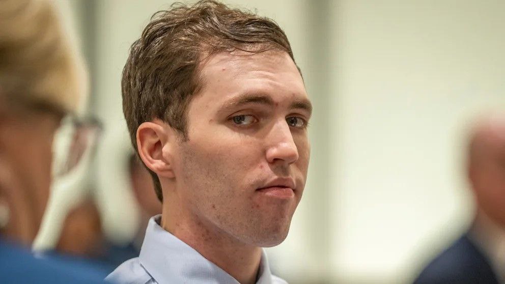 Убийца Чарли Кирка Тайлер Робинсон впервые предстал перед судом 22 летний Тайлер Робинсон обвиняемый в убийстве американского консервативного активиста Чарли Кирка вчера по местному времени впервые за три месяца после ареста предстал перед судом Против Робинсона много доказательств в его квартире нашли записку в которой он написал У меня есть шанс убрать Чарли Кирка и я это сделаю Убийство он также обсуждал в чате с друзьями Кроме того на оружии обнаружили его ДНК а следы его обуви нашли на крыше с которой был совершён выстрел Юристы предполагают что адвокаты Робинсона пытаются прежде всего спасти его от смертного приговора Чтобы избежать казни Робинсон может признать себя виновным что завершит процесс без вынесения смертной казни Слушание частично транслировалось в прямом эфире Fox News Адвокаты Робинсона требовали запретить съёмку в зале суда и обвинили СМИ в неуместном поведении поскольку журналисты снимали документы и экраны По их мнению чрезмерное внимание прессы может нарушить право Робинсона на справедливый процесс СМИ же утверждают что общественность имеет право знать все детали Робинсон внимательно наблюдал за слушанием сидя за столом защиты Он выглядел одновременно заинтересованным и спокойным в голубой рубашке галстуке и кандалах Следующее слушание назначено на 29 декабря BILD Russian