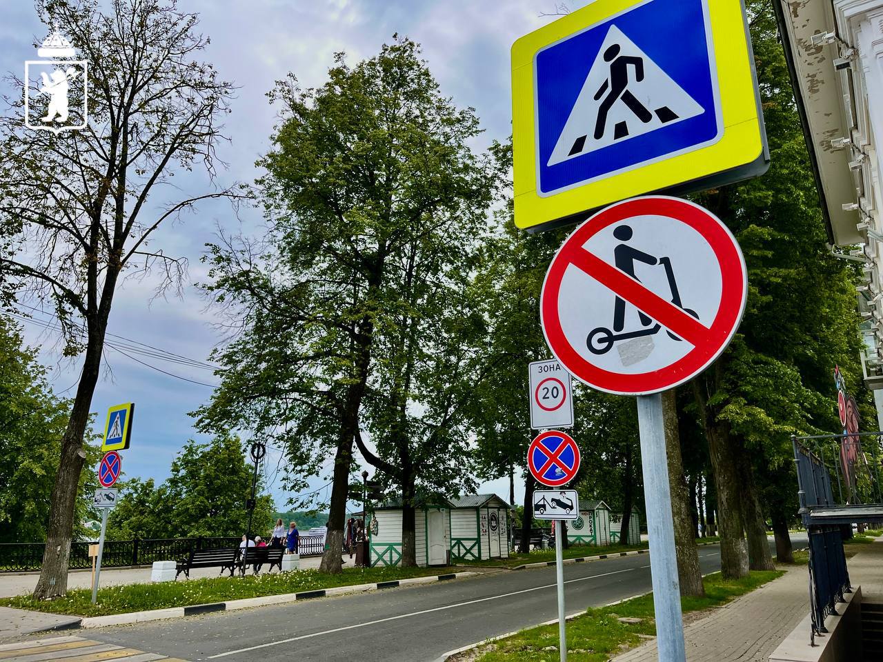 В Ярославле действуют зоны запрета для катания на электросамокатах Электросамокаты, электроскейтборды, гироскутеры, сегвеи, моноколеса и иные аналогичные средства — относятся к средствам индивидуальной мобильности СИМ . В Ярославле есть зоны, предназначенные исключительно для пешеходов. В таких местах установлен специальный дорожный знак, запрещающий движение СИМ. Его устанавливают в местах, где СИМ представляют опасность для пешеходов. К примеру, такой дорожный знак установлен на верхнем ярусе Волжской набережной. Весной прошлого года в Ярославле заключено соглашение между мэрией и операторами кикшеринга. В рамках этого соглашения для прокатных самокатов действуют зоны, где максимальная скорость автоматически снижается или же полностью ограничивается. Мэрия Ярославля настоятельно просит жителей соблюдать правила дорожного движения и меры безопасности при использовании средств индивидуальной мобильности. #мэрия_ярославль