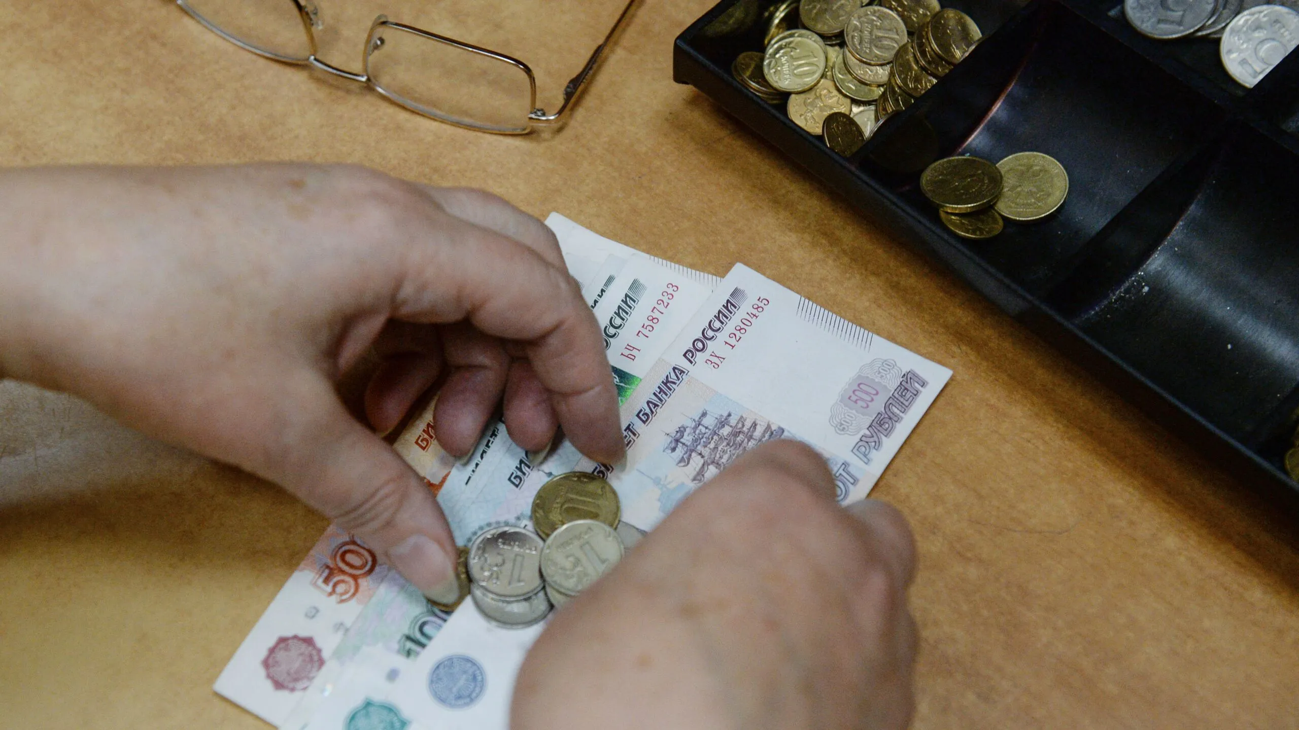 Прибавку к пенсии в мае получат бывшие члены летных экипажей авиации и работники угольной промышленности а также граждане которым исполнилось 80 лет в апреле или те которым была присвоена первая группа инвалидности сообщила РИА Новости профессор кафедры государственных и муниципальных финансов РЭУ имени Г В Плеханова Юлия Финогенова В мае не предусмотрена индексация пенсий но ряду категорий граждан пенсия будет пересчитана в сторону увеличения Во первых это касается бывших членов летных экипажей авиации и работников угольной промышленности для которых ежемесячный пересчет пенсионной надбавки к страховой пенсии по старости станет вторым в этом году поскольку она осуществляется четыре раза в год сказала Финогенова
