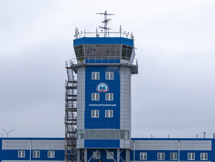 Введены в эксплуатацию В филиале Камчатаэронавигация в эксплуатацию введены наземные станции глобальной навигационной спутниковой системы ГНСС Станции ГНСС будут работать в аэропортах Оссора Усть Камчатск и Усть Хайрюзово Установленное оборудование предназначено для определения местоположения объектов с помощью спутниковых сигналов мониторинга регистрации хранения текущих параметров ГЛОНАСС и GPS Оборудование ГНСС отличает повышенная надёжность за счёт двойного резервирования основной аппаратуры и использования отечественного программного обеспечения Кроме того система отлично себя зарекомендовала при использовании в климатических условиях Дальнего Востока сообщили в в Госкорпорации по организации воздушного движения устькамчатск аэропорт