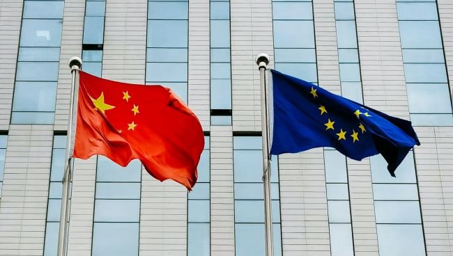 Европейские лидеры отказались от переговоров с представителями Китая В преддверии саммита лидеров, который состоится в июле, Евросоюз принял решение не проводить важные экономические переговоры с Китаем. Причиной такого решения стало отсутствие прогресса в урегулировании многочисленных торговых разногласий. Об этом пишет газета Financial Times.