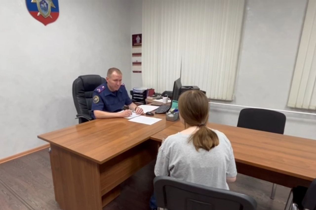 В Камышловском районе местная жительница убила свою дочь, которая родилась в мае 2025 года. Ее достал плачь ребенка, и она швырнула его на диван. Малышка получила черепно-мозговую травму, в результате которой скончалась. После этого мать сбежала, но ее разыскали и зедержали. По данному факту возбуждено уголовное дело по пункту «в» части 2 статьи 105 УК РФ убийство малолетнего . ЧП произошло накануне днем. «В ближайшее время задержанную допросят. Будет решён вопрос о предъявлении ей обвинения и избрании меры пресечения в виде заключения под стражу», — сообщили в СУ СК России по Свердловской области. : СКР.
