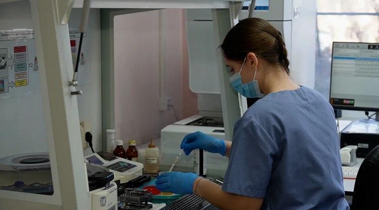 В Приморье обнаружены десятки зараженных клещей: уже 41 случай заболеваний По данным оперативного мониторинга, с начала сезона 2025 года за медицинской помощью после укусов клещей обратились 5509 жителей края, включая 1396 детей. Лабораторный анализ 4071 клеща, снятого с пострадавших 73,9% , выявил возбудителей опасных инфекций: Вирус клещевого энцефалита – 0,4% 15 клещей, территории: Кавалеровский, Красноармейский, Спасский, Арсеньевский, Артёмовский округа, Владивосток о. Рейнеке . Боррелии болезнь Лайма – 20% 816 клещей . Риккетсии – 24% 979 клещей . Эрлихии – 1,1% 45 клещей . Анаплазмы – 0,9% 35 клещей . Зарегистрированы случаи заболеваний: Клещевой вирусный энцефалит: 3 случая Надеждинский, Чугуевский округа, Владивосток . Иксодовый клещевой боррелиоз болезнь Лайма : 23 случая 9 муниципальных округов и городских округов . Клещевой риккетсиоз: 15 случаев 8 муниципальных округов и городских округов .