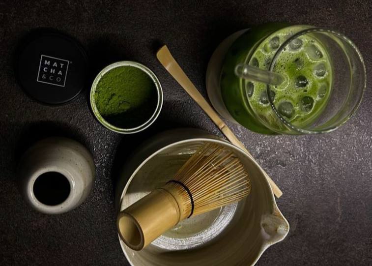 Чрезмерное употребление матчи может негативно сказаться на работе печени и привести к развитию желтухи Из за высокой концентрации токсинов и катехинов орган получает лишнюю нагрузку а слизистые раздражение В Москве женщина пьющая по пять чашек в день столкнулась с пожелтением кожи обследование показало серьёзные проблемы с печенью bisrub