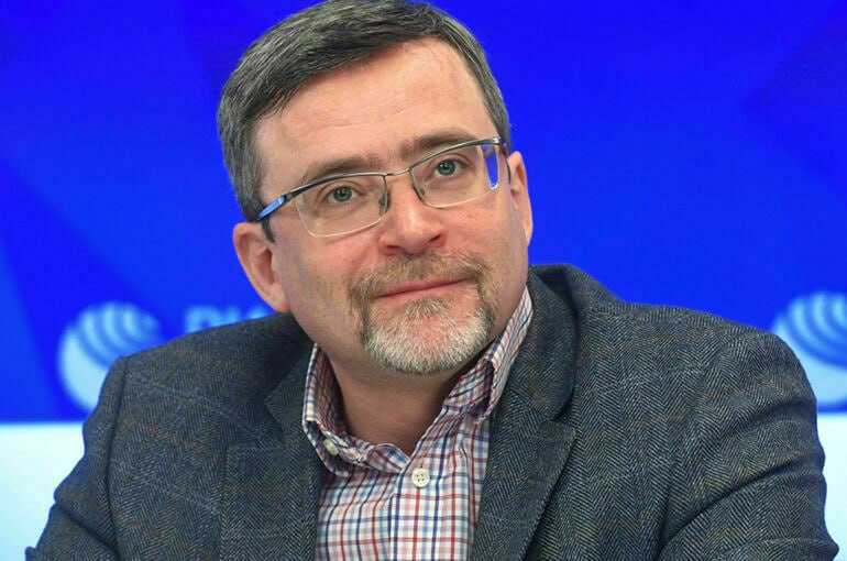 Глава ВЦИОМ не смог купить бургер во Вкусно и точка По его словам это случилось потому что россияне забыли об уходе западных брендов и бросились покупать отечественное Есть жизнь и без McDonald s есть жизнь и без IKEA Вот у нас Вкусно и точка появилась наш национальный русский бренд Я заходил туда недавно хотел купить гамбургер прости господи не получилось потому что очередь огромная сказал Валерий Фёдоров banki oil