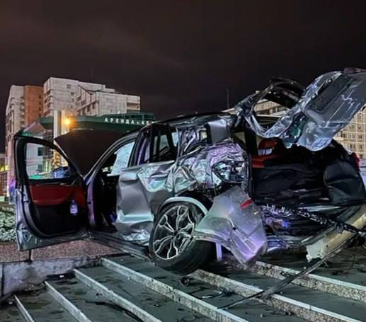 В центре Магнитогорска ночью произошло смертельное ДТП  Водитель BMW X3 на мокрой дороге потерял управление и врезался в крыльцо мэрии. Под колёса машины попала 32-летняя женщина, которая шла по тротуару — она погибла на месте. Двое пассажиров автомобиля госпитализированы, водитель не пострадал.   По данным ГАИ Челябинской области, автомобиль не был зарегистрирован.    «Наш Челябинск» - новости без лапши! Подпишись!