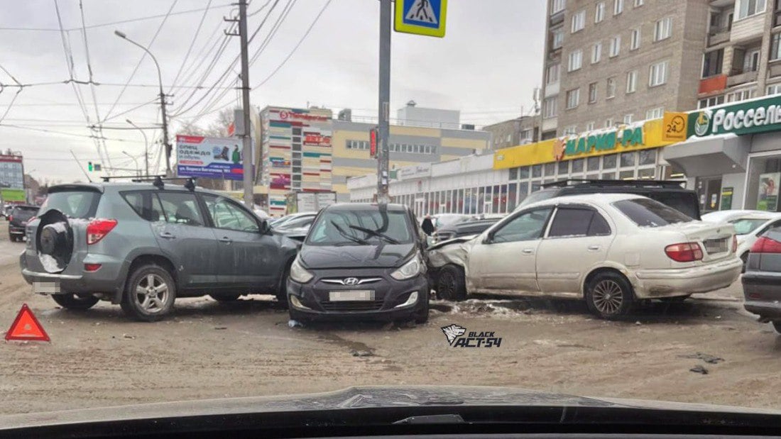 Массовое ДТП на парковке Бориса Богаткова произошло в Новосибирске  На улице Бориса Богаткова, 201/1, произошло столкновение четырёх автомобилей: Nissan Sunny, Hyundai Solaris, Toyota Rav 4 и Tank 300. По предварительной информации, один из водителей спровоцировал аварию на парковке.  «Всё произошло примерно в 12:45, водители до сих пор находятся на месте аварии», — говорится в сообщение телеграм-канала «АСТ 54 Black».  В результате ДТП пострадавших нет, оформлен материальный ущерб. На месте работают сотрудники ГИБДД.