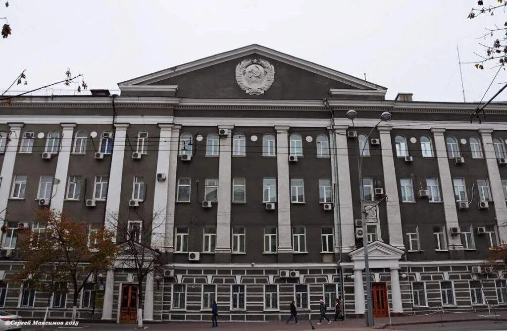 Сотрудниками УФСБ России по Ростовской области пресечена противоправная деятельность двоих жителей Ростова-на-Дону, причастных к производству и сбыту синтетических наркотиков в особо крупных размерах на территории региона.  Фигуранты задержаны оперативниками на территории бывшей базы лесхоза, которая была приобретена ими в целях устройства лаборатории. Объект расположен в лесистой местности, в нескольких километрах от ближайших населенных пунктов. Полученные в результате синтеза химических реактивов наркотические вещества, подозреваемые сбывали бесконтактным способом.   На месте организации производства и в местах хранения изъято свыше 1,330 тонны наркотического средства «мефедрон», а также химическое оборудование и прекурсоры.   В отношении задержанных возбуждено 2 уголовных дела по ч. 5 ст. 228.1 УК России «Незаконное производство, сбыт или пересылка наркотических средств, психотропных веществ или их аналогов».   Источник: СЛЕДКОМ