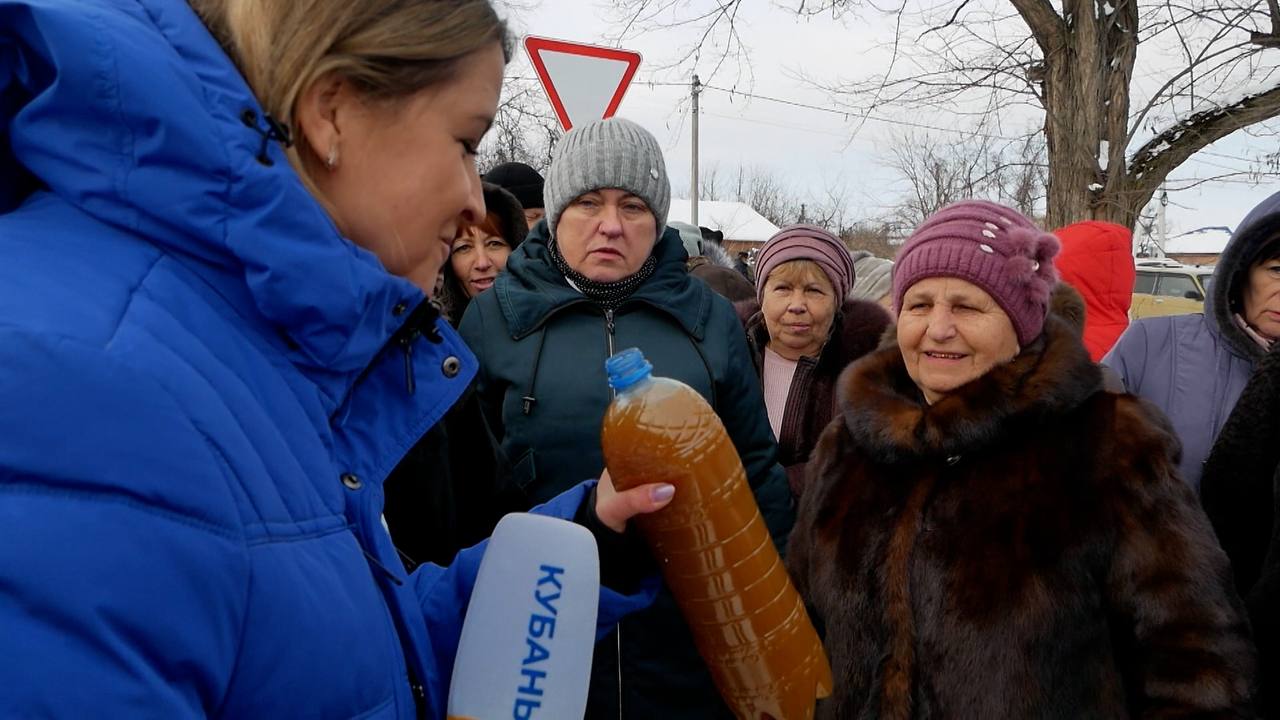 На грязную воду жалуются жители села Вольного в Успенском районе.  Все дело в том, что водопровод сельчан подключили к старым изношенным сетям, хотя еще на прошлой неделе они получали воду по новым — построенным три года назад.  Чистую питьевую воду по свежим трубам поставлял из Армавира Курганинский групповой водопровод. Теперь организация отказалась обслуживать село из-за больших долгов в 9 млн рублей со стороны Успенского водоканала.  В администрации района заверили, что делают все возможное, чтобы разрешить конфликт двух ресурсоснабжающих организаций. Власти надеются, что эти действия в самое ближайшее время помогут им договориться и у жителей Вольного снова из кранов потечет чистая вода.  Кубань 24