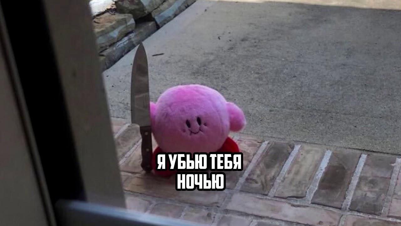 Спать с плюшевыми игрушками может быть опасно — особенно для детей. В ткани таких игрушек часто содержатся формальдегид и антипирены — их используют для защиты от сминания, загрязнений и огня. Но эти вещества могут вызывать аллергию, раздражение кожи и слизистых