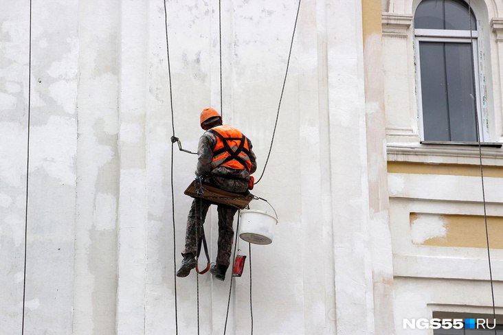 Региональный фонд капремонта объявил о поиске подрядчика который отремонтирует пять многоэтажек в Омске и один дом в Калачинске На все работы планируется потратить не более 52 миллионов рублей Об этом сообщается на сайте Ростендер Из пяти домов в Омске четыре расположены рядом друг с другом на улице Бородина Это дома с адресами Бородина 10 2 Бородина 10 3 Бородина 12 2 и Бородина 4 3 В них заменят кровлю Также ремонт крыши проведут на доме 8 2 по улице Кирова А в Калачинске в доме 39 по улице Заводской отремонтируют электропроводку Все работы проведут в течение 2026 года Будьте в курсе даже офлайн NGS55 в MAX
