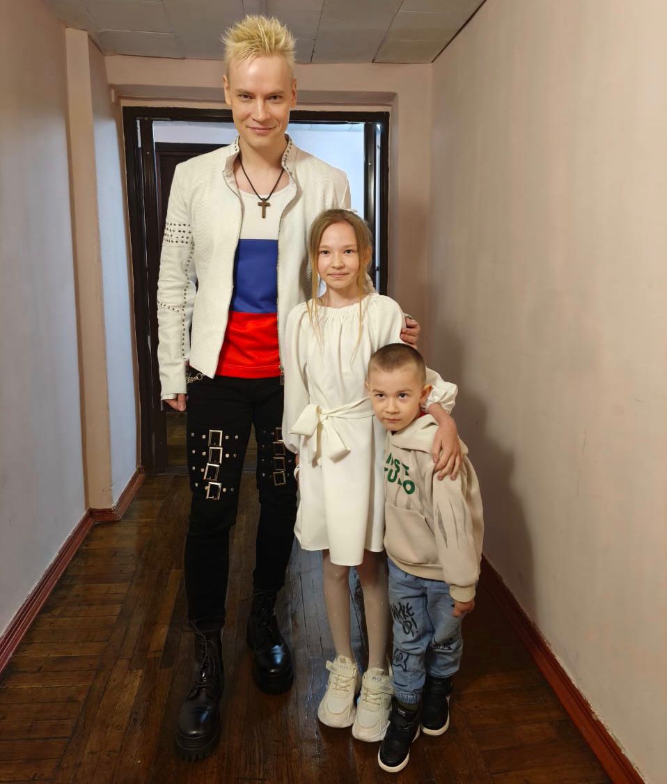 Shaman исполнил новогоднее желание 8-летней девочки со Ставрополья Школьница загадала на "Ёлке желаний" встречу с артистом. После ей вручили билет на концерт Ярослава Дронова, который прошёл в Ставрополе 15 мая. Там они и встретились. Встречу организовала зампредседателя краевой думы Ольга Дроздова. Stavropol.Media Прислать новость