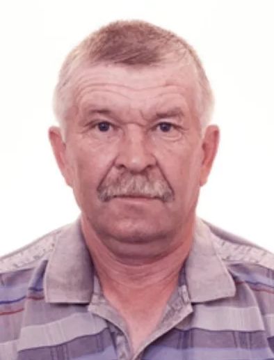 Челябинского депутата убийцу Брухаля требуют вернуть с фронта на скамью подсудимых Заявление подали во Второй апелляционный суд родственники убитой Гульназ Валеевой Рассмотрение дела Александра Брухаля приостановили в сентябре когда он подписал контракт об отправке на СВО Его соучастники сын Андрей Брухаль и глава Рымникского сельского поселения Дмитрий Рудской сделали это еще во время следствия Предварительно троица похитила Гульназ Валееву после празднования 23 февраля Они пьяными вломились в ее дом выволокли на улицу усадили в машину и вывезли в лес Там привязав к дереву они избивали и поджигали 46 летнюю женщину После пыток Валееву добили лопатой а тело сбросили в овраг При этом многие местные жители высказывали поддержку убийцам называя их жертву исчадием ада терроризирующим односельчан и их детей По словам соседей женщина оскорбляла их в соцсетях угрожала облить кислотой детей якобы поджигала дома и оторвала ухо ребенку Главный политический канал Урала мы в MAX