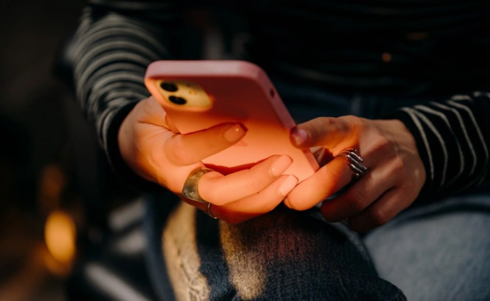 Мессенджер WhatsApp принадлежит Meta признанной экстремистской и запрещенной на территории России начал предлагать россиянам иной способ авторизации в случае если у них будут проблемы с получением СМС Уведомление появляется у пользователей при первом за сутки входе в мессенджер В случае нарушений передачи СМС убедитесь что вы все равно можете выполнить вход говорится в уведомлении При нажатии на него пользователь сможет создать ключ доступа который сохранится в менеджере паролей Такой способ назвали надежным и простым 31 октября пользователям Telegram и WhatsApp перестали поступать звонки и СМС Источник канала Код Дурова на телеком рынке сообщил что от российских операторов потребовали прекратить передачу звонков и СМС новым пользователям со стороны подрядчиков Telegram и WhatsApp Источник РБК в отрасли информационной безопасности подтвердил информацию о запрете передачи СМС и звонков новым пользователям Telegram и WhatsApp Фото Михаил Гребенщиков РБК Картина дня в канале РБК в МАХ