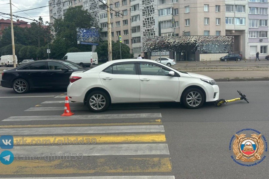 В Калининграде на ул. Шевченко в ДТП пострадал электросамокатчик По предварительным данным, в четверг в 09:30 на ул. Шевченко в районе дома 1-11 двигалась «Тойота» под управлением 32-летней автомобилистки, которая при проезде нерегулируемого пешеходного перехода допустила столкновение с 25-летним электросамокатчиком, пересекавшим пешеходный переход не спешившись. В результате ДТП водитель электросамоката госпитализирован.