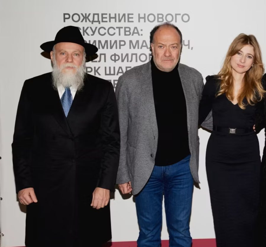 Миллиардера Александра Клячина привлекают к субсидиарной ответственности на 180 млрд руб в связи с делом банка Югра Агентство по страхованию вкладов АСВ подало в Арбитражный суд города Москвы заявление о привлечении бизнесмена Александра Клячина на фото в центре и ряда других лиц к субсидиарной ответственности по делу о банкротстве ООО Территория управления Компания была связана с обанкротившимся банком Югра Алексея Хотина Источник Ъ сообщил что конкурсный управляющий Территории управления подавая заявление о привлечении к субсидиарной ответственности настаивает что компания входит в ГК Русь Ойл а Александр Клячин является контролирующим лицом и бенефициаром этой группы Управляющий ссылается на решение Замоскворецкого районного суда Москвы от 10 мая 2023 года по иску Генпрокуратуры к Алексею Хотину и Александру Клячину Однако в рамках этого дела не было установлено что господин Клячин являлся контролирующим лицом или бенефициаром компаний входящих в Русь Ойл настаивает собеседник Ъ Что важно интересно знать По данным АСВ Клячин и другие ответчики контролировали Территорию управления чьи обязательства перед банком Югра достигли 180 млрд руб Если суд признает обоснованность требований взыскание может быть обращено солидарно На балансе структур фигурирующих в деле находятся права аренды 1 8 га земли под отелем Four Seasons Hotel Moscow и ТЦ Модный сезон рядом с Кремлём Эти объекты ранее уже передавались государству в рамках дела против структур Хотина Александр Клячин легендарная личность не только для предпринимателей но и для юристов Основатель KR Properties владелец крупных московских бизнес центров Красная роза Даниловская мануфактура Рассвет Контролирует сеть Azimut Hotels 70 отелей 11 5 тыс номеров В 2023 году участвовал в иске Генпрокуратуры к Русь Ойл и Алексею Хотину В 2025 году через совместное предприятие со Сбером выкупил изъятые государством активы на сумму около 70 80 млрд руб В 2021 году был избран председателем Попечительского совета Еврейского музея и центра толерантности и вообще известен как меценат и филантроп Ну а олды помнят юристы постарше вспомнят компанию Нерль основанную Александром Клячиным Об этом писал в 2010 году Коммерсант Деньги в своем материале В погоне за рейдером Анонимный Молотников Читайте нас в MAX