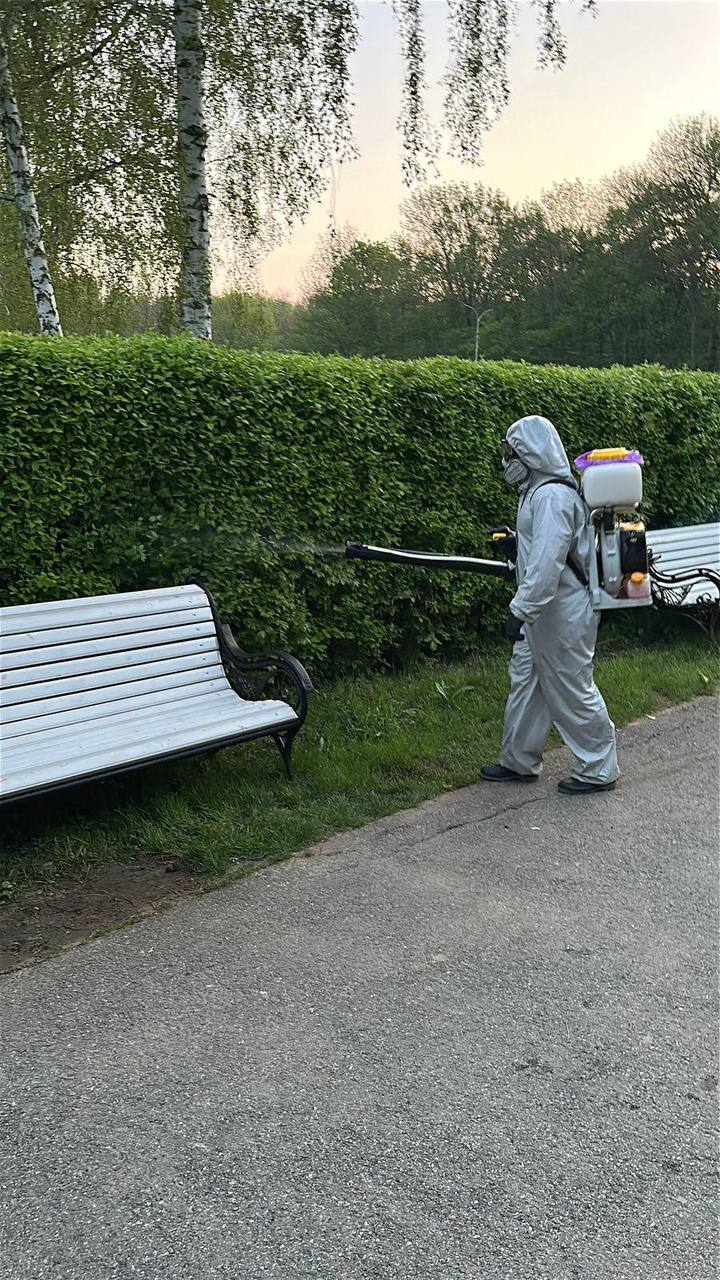 В Ставрополе парк Победы обработали против клещей Эту процедуру проводят несколько раз в год. Обработка парка Победы специальным средством от клещей прошла перед праздничными выходными. Специалисты-эпидемиологи провели дезинсекцию всех аллей, а также конкурные поля. В ближайшие дни подобная обработка пройдет и в парке «Центральный».