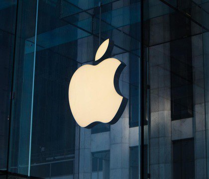 Apple сообщила о потерях в 1 1 млрд долларов из за торговых войн между США и Китаем Представители компании прогнозируют что в новом квартале потери окажутся еще выше Международные торговые пошлины дорого обходятся корпорации По итогам четвертого квартала расходы Apple связанные с импортными пошлинами достигли 1 1 млрд долларов Более того в текущем квартале компания ожидает еще больший удар прогнозируемые потери составят 1 4 млрд долларов