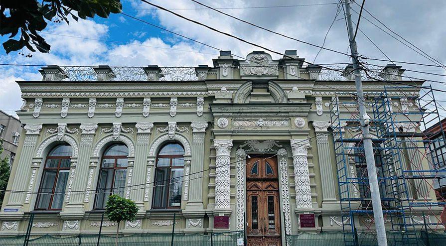 В Краснодаре начали реставрировать особняк генерала Вишневецкого Так называемый «дом генерала Вишневецкого» — особняк на углу Красноармейской и Комсомольской. Почему «так называемый»? Дело в том, что оригинальный дом генерала снесли в 1980-х. А нынешнее здание построено в 1990-х по сохранившемуся проекту Ивана Мальгерба «в прежних формах, включая фасады и интерьеры, в квартале от прежнего местонахождения». Но нынешнее здание все равно имеет статус памятника культурного наследия регионального значения. Сейчас там находится Совет по правам человека при губернаторе Краснодарского края. Подписаться: , связь с редакцией: