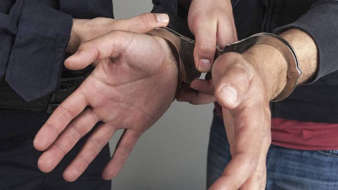 Главу тарифной комиссии Ставрополья задержали после обысков В Ставропольском крае правоохранительные органы задержали председателя региональной тарифной комиссии Алексея Казакова Как сообщают источники в отношении него проводятся оперативные мероприятия включая обыски по месту жительства и работы Казаков возглавил ведомство в сентябре 2024 года до этого занимая должность заместителя генерального директора в Ставрополькрайводоканале Интересно что на прошлой неделе был задержан экс руководитель Водоканала а ныне гендиректор Теплосети Владимир Вдовин Его подозревают в получении взятки в размере 2 7 миллиона рублей chp26rus