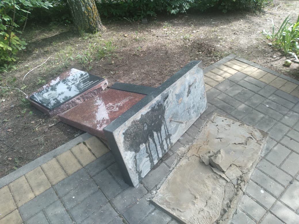 В Эртиле вандал сломал постаменты героям Великой Отечественной войны  В субботу, 9 августа, местные жители сообщили в полицию, что некий мужчина умышленно повредил несколько гранитных плит на Аллее героев. Правоохранители прибыли на место и задержали 45-летнего местного жителя. Его направили в специализированное медицинское учреждение. Проводится процессуальная проверка.   В ближайшее время памятники восстановят.