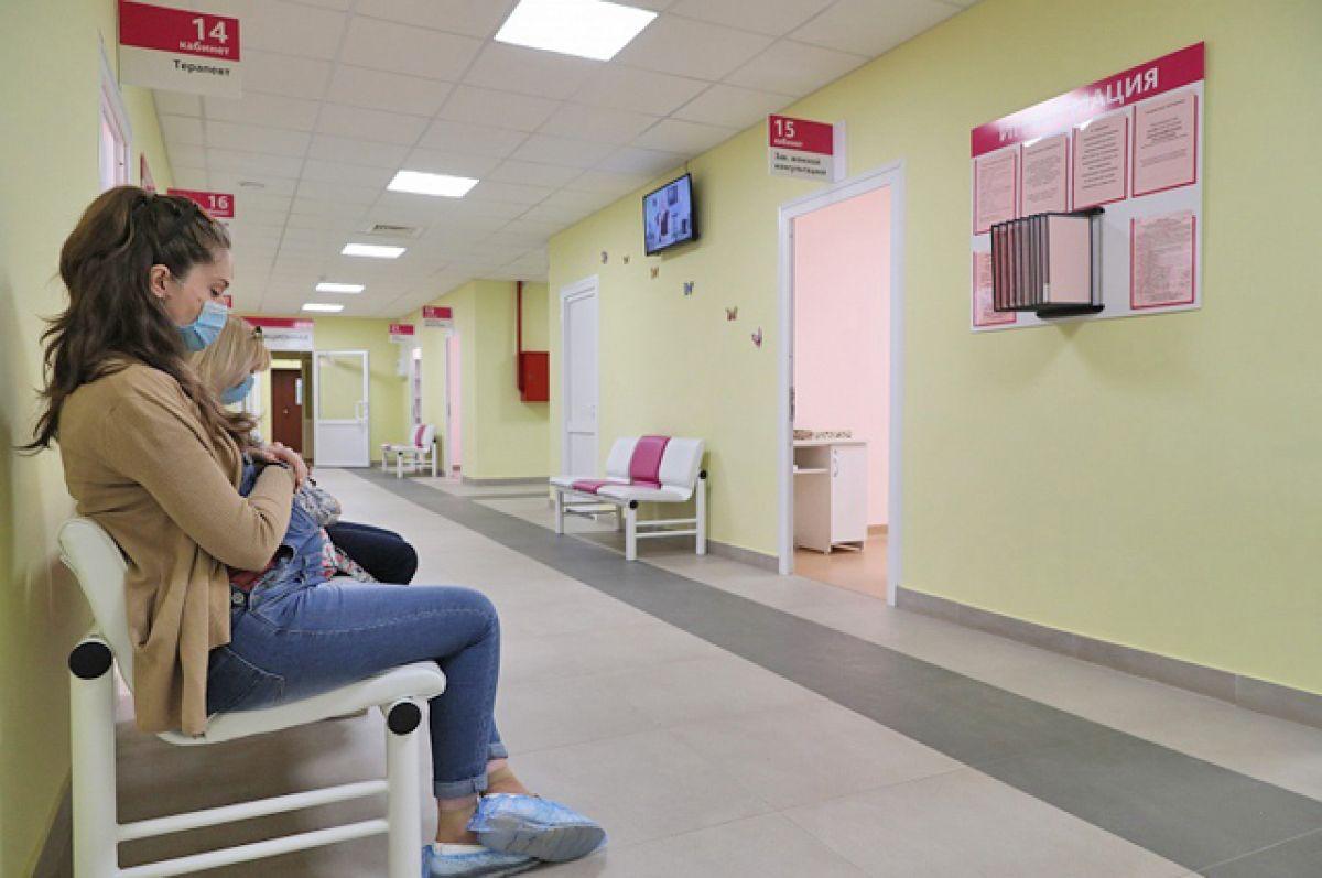 В правительстве заявили, что к 2046 году число женщин репродуктивного возраста снизится с 34 млн до 27 млн Когда мы формировали первую концепцию демографической политики, количество женщин, которые находятся в репродуктивном возрасте, составляло у нас чуть больше 39 миллионов. Сейчас это 34 миллиона , — сообщила вице-премьер Татьяна Голикова. По ее словам, Россия «живет на убывающей траектории основной репродуктивной группы населения». Голикова также указала, что доля россиянок, отказывающихся от абортов, возросла почти до 25%, но «этого все равно недостаточно». «Но, тем не менее, благодаря этому в 2024 году сохранено практически 42 тысячи рождений. И при нашей ситуации это достаточно хороший показатель», — добавила вице-премьер