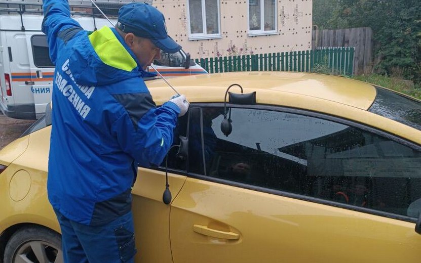 Спасли малыша В Воткинске спасатели пришли на помощь двухлетнему ребенку который оказался запертым в салоне легкового автомобиля При помощи специализированного набора машина была открыта Ребенок передан родителям Жителей региона призывают никогда не оставлять детей одних в автомобиле даже на короткое время Фото Поисково спасательная служба Удмуртии izhlife ru Удмуртия Ижевск