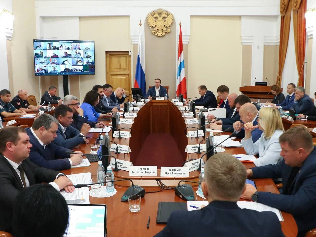 Виталий Хоценко поручил проверить газовое оборудование во всех многоквартирных домах Омской области  Это решение принято после трагедии в Саратове, где из-за утечки газа обрушился жилой дом.  Проверки проведут мэр Омска Сергей Шелест, главы муниципальных районов, руководитель Государственной жилищной инспекции Александр Киреев и представители газораспределительных организаций. Хоценко подчеркнул необходимость скоординированных действий всех служб для исключения любых рисков.