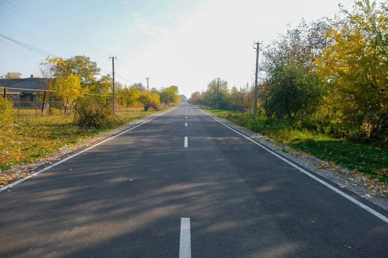 В 7 населённых пунктах под Воронежем сделали дорогу после прокурорской проверки   На дорогах в Лосевском, Стадницком, Губаревском, Новосильском, Перлевском и Староведугском сельских поселениях, а также в Стрелицком городском поселении были ямы и выбоины.    Из-за этого прокуратура вынесла представления об устранении нарушений главам населённых пунктов. Однако они проигнорировали требования. Надзорное ведомство обратилось в суд.    После этого дороги починили.     Подписаться    Прислать новость